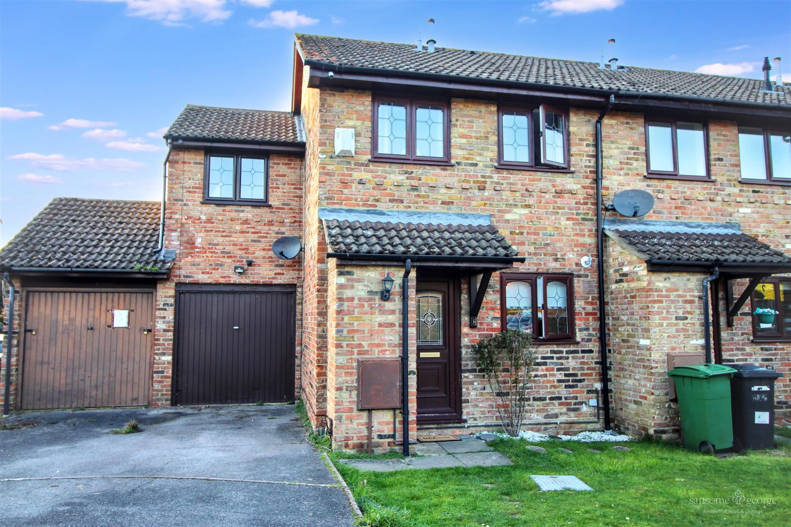 3 bed property in Kemerton Close, Reading